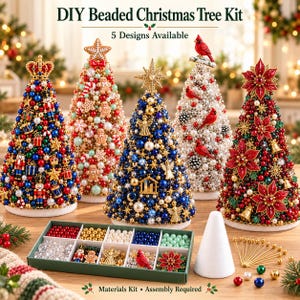 Peut inclure: Un kit de sapin de Noël en perles DIY comprenant cinq arbres décoratifs en forme de cône ornés de perles, de breloques et d'ornements. Le kit inclut un plateau compartimenté avec des perles, des breloques, un cône en mousse et des épingles dorées.
