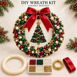 Peut inclure: Un kit de couronne DIY comprenant un cadre circulaire, un ruban rouge, du fil doré et un plateau compartimenté de perles rouges, vertes et blanches avec des feuilles dorées. La couronne assemblée présente un sapin central et un grand nœud rouge.