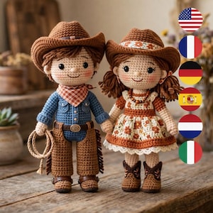 Könnte beinhalten: Zwei gehäkelte Cowboy-Puppen, ein Junge und ein Mädchen, stehen nebeneinander. Die Jungenpuppe trägt ein blaues Hemd, braune Chaps und einen Cowboyhut. Die Mädchenpuppe trägt ein Kleid und Stiefel. Beide Puppen lächeln und halten sich an den Händen.