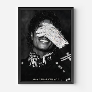 Può includere: Stampa incorniciata in bianco e nero raffigurante una persona sorridente con un guanto di paillettes che copre un occhio. La persona indossa una giacca nera con abbellimenti. Il testo "MAKE THAT CHANGE" è in basso.