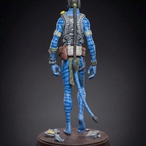 Statua di guerriero alieno blu esotico, figura tribale fantascientifica dipinta a mano, oggetto da collezione in resina stampato in 3D personalizzato (20 cm), statuetta cacciatore di galassie immagine 2