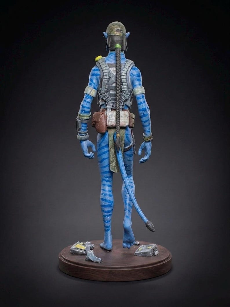 Statua di guerriero alieno blu esotico, figura tribale fantascientifica dipinta a mano, oggetto da collezione in resina stampato in 3D personalizzato (20 cm), statuetta cacciatore di galassie immagine 2