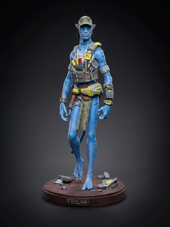 Exotic Blue Alien Warrior Statue, Hand-Painted Tribal Sci-Fi Figure, Custom 3D Printed Resin Collectible (20cm), Galaxy Hunter Figurine