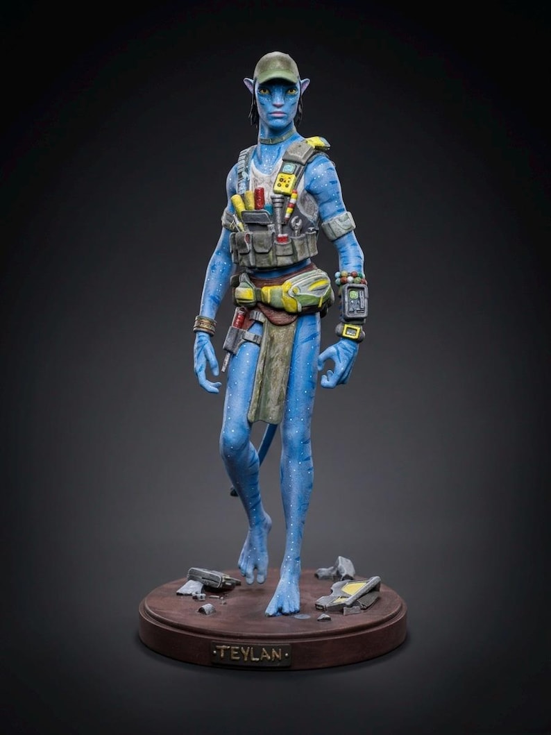 Statua di guerriero alieno blu esotico, figura tribale fantascientifica dipinta a mano, oggetto da collezione in resina stampato in 3D personalizzato (20 cm), statuetta cacciatore di galassie immagine 1
