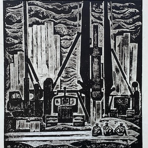 Op de afbeelding: Een zwart-wit linoleumsnede die een industriële scène uitbeeldt. Het kunstwerk toont hoge structuren, machines en figuren, met een getextureerde lucht op de achtergrond. De prent heeft een gedurfde, grafische stijl.
