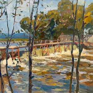 Puede incluir: Pintura al óleo impresionista de una escena de río con un puente de madera y árboles. El agua es una mezcla de azules y marrones, con el puente con soportes rojos. El cielo es azul claro y los árboles tienen follaje verde y amarillo.
