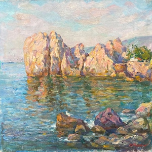 Puede incluir: Pintura al óleo de un paisaje costero con grandes formaciones rocosas iluminadas por el sol que emergen del agua. El agua refleja el cielo y las rocas, con una gaviota posada en una roca en primer plano. El cielo es azul pálido con nubes suaves.