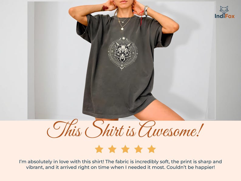 Pu&ograve; includere: T-shirt grigio scuro con un disegno di lupo bianco in una cornice circolare. La maglietta ha maniche corte e una vestibilit&agrave; ampia. Il testo "This Shirt is Awesome!" &egrave; visualizzato sotto.