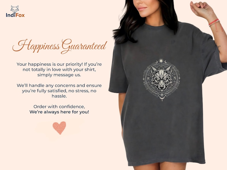 Pu&ograve; includere: T-shirt grigio scuro con un design dettagliato di testa di lupo all'interno di un cerchio geometrico. La maglietta ha maniche corte e una vestibilit&agrave; ampia. Il testo "Happiness Guaranteed" &egrave; visualizzato in un carattere decorativo.