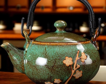 Handgefertigte Pflaumenblüte Relief Teekanne mit gewebten Griff | Porzellan Teekanne mit Gold Details & eingebautem Filter | Elegante Zen Tee Geschenkidee