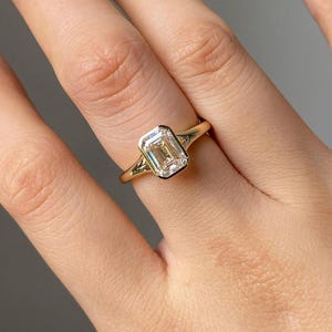 Anillo de compromiso solitario de moissanita de corte esmeralda de 6 x 8 mm, oro amarillo macizo de 14 k, engaste clásico en bisel, caña dividida estilo catedral de 2 mm, regalo de boda.