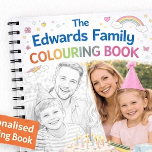 Puede incluir: Un libro para colorear con espiral titulado "The Edwards Family COLOURING BOOK" con una ilustración de retrato familiar. La portada incluye un arcoíris, corazones y mariposas. Las palabras "Personalised Colouring Book" están en una etiqueta naranja.