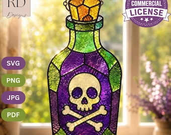 Puede incluir: Un adorno colgante de vitral con forma de botella de poción con un tapón amarillo, que presenta un diseño central de calavera y tibias cruzadas. La botella está construida con paneles de vidrio texturizado morado y verde unidos por líneas oscuras.