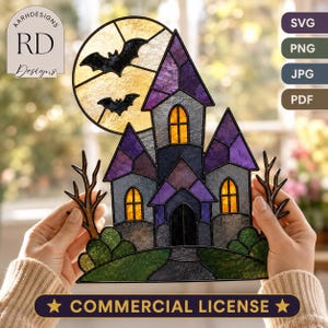 Può includere: Un design digitale in stile vetrata raffigurante una casa stregata con pannelli viola e grigi, finestre illuminate di giallo e una grande luna gialla con due pipistrelli neri. L'opera include sagome di alberi spogli e cespugli verdi.