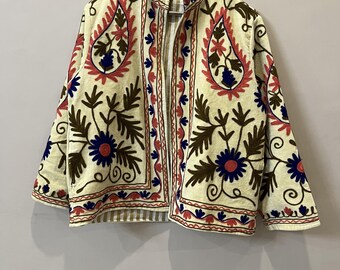 Abrigo corto blanco bordado con suzani / Chaqueta bohemia festiva
