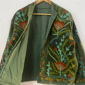 Chaqueta de terciopelo verde oliva con bordados Suzani, abrigo tribal bohemio.