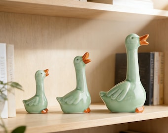Familia de patos de cerámica verde hecha a mano, decoración de estantería de estilo rústico.