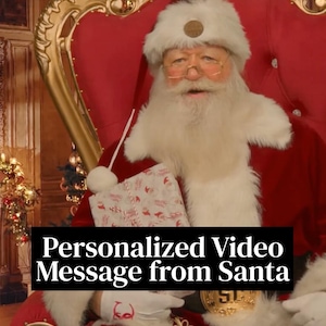 Könnte beinhalten: Weihnachtsmann in einem roten Sessel, mit weißem Pelz besetztem Hut und Anzug. Er hält ein Geschenk. Das Bild enthält den Text "Personalized Video Message from Santa" in einem schwarzen Rechteck.