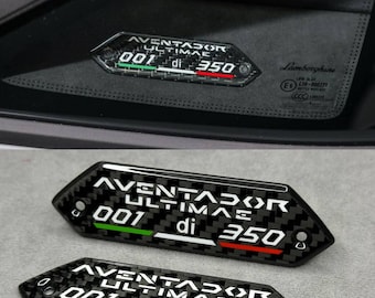 Lamborghini-emblemen Aventador SV 001 di 350 in het deurpaneel van koolstofvezel