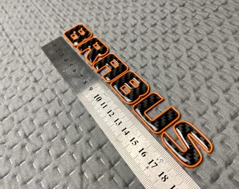 Insigne Brabus arrière en fibre de carbone avec garniture orange pour Mercedes Benz Classe G