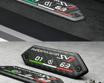 Lamborghini kolfiberemblem Aventador SVJ 01 di 63 i dörrkarmen