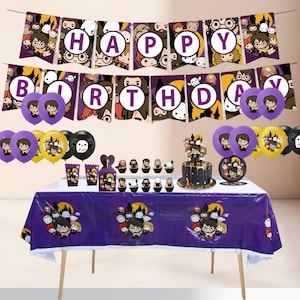 Può includere: Un set di decorazioni per feste a tema viola, tra cui una tovaglia, palloncini, una torta e striscioni con la scritta "Happy Birthday". Le decorazioni presentano personaggi dei cartoni animati.