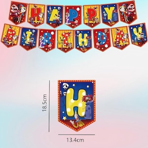 K&ouml;nnte beinhalten: Ein farbenfrohes "Happy Birthday"-Banner mit einzelnen Wimpeln. Jeder Wimpel zeigt einen Buchstaben in Rot, Gelb und Blau mit Cartoon-Figuren. Das Banner ist ca. 18,5 cm hoch und 13,4 cm breit.
