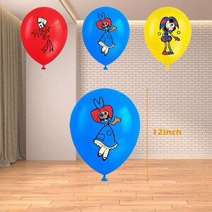 Op de afbeelding: Vier kleurrijke ballonnen: een rode ballon met een zwart-wit ontwerp, twee blauwe ballonnen met een stripfiguur en een gele ballon met een stripfiguur. De ballonnen zijn ongeveer 30 cm hoog.