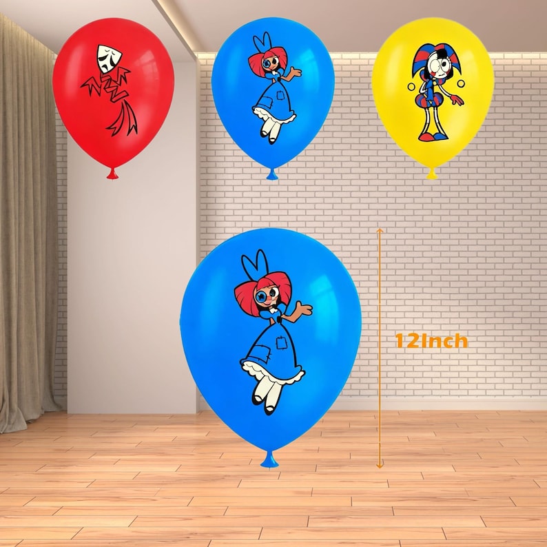 Op de afbeelding: Vier kleurrijke ballonnen: een rode ballon met een zwart-wit ontwerp, twee blauwe ballonnen met een stripfiguur en een gele ballon met een stripfiguur. De ballonnen zijn ongeveer 30 cm hoog.