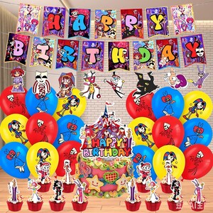 Op de afbeelding: Een feestelijke verjaardagspartij met een taart, ballonnen en versieringen. De taart is versierd met sterren en een "Happy Birthday"-topper. Ballonnen zijn rood, geel en blauw. Een banner spelt "Happy Birthday". Cupcakes met karaktertoppers zijn ook aanwezig.