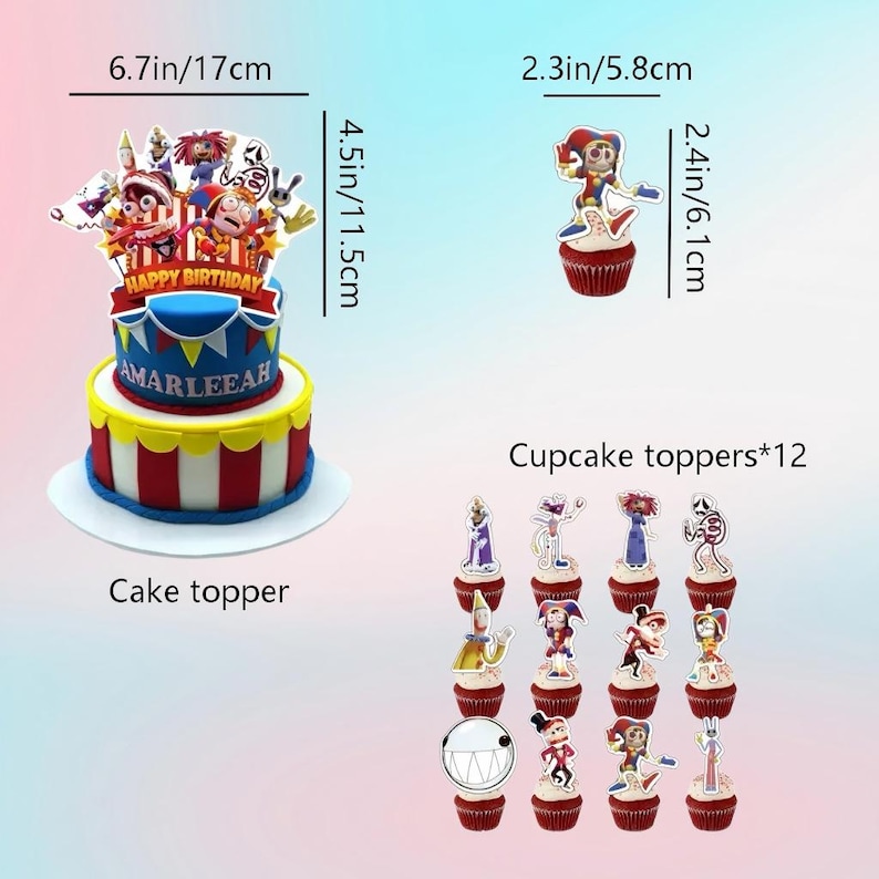 K&ouml;nnte beinhalten: Ein Tortenaufsatz und Cupcake-Dekorationen f&uuml;r einen Geburtstag. Der Tortenaufsatz ist 17 cm breit und 11,5 cm hoch, mit dem Text "HAPPY BIRTHDAY" und "AMARLEEAH". Zw&ouml;lf Cupcake-Dekorationen sind ebenfalls enthalten.