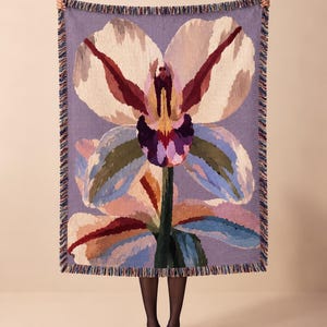 Artistieke orchideeën plaid, geweven deken met bloemenprint in een zachtroze tint, moderne botanische woondecoratie