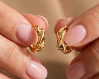 Gold Huggie Ohrringe 18K Vergoldet Chunky Twisted Creolen für Frauen Ihre kleinen mutigen Ohrringe für den Alltag Datum Geschenk Valentinstag