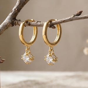 Pendientes colgantes Huggie de oro de 18 quilates, aros colgantes minimalistas con diamantes, ideales para el día a día, damas de honor, Día de la Madre, Boda, Aniversario o cualquier ocasión especial.