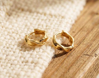 18Kゴールド ハギーイヤリング チャンキーツイストフープ レディース 彼女へのデートギフトに 毎日使える小ぶりで大胆なイヤリング