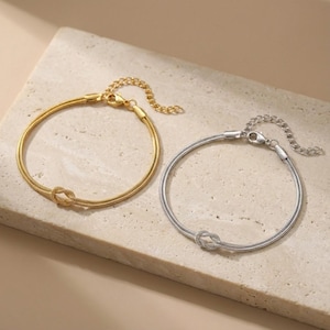 Braccialetto con nodo d'amore per San Valentino per coppie, regalo coordinato per lei e lui, gioielli significativi per celebrare l'amore e la connessione immagine 12