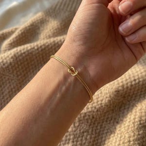 Braccialetto con nodo d'amore per San Valentino per coppie, regalo coordinato per lei e lui, gioielli significativi per celebrare l'amore e la connessione immagine 17