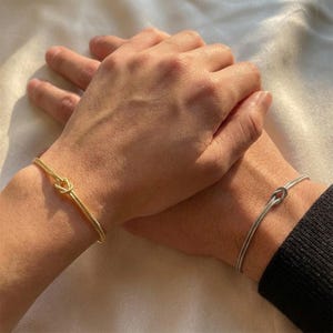 Braccialetto con nodo d'amore per San Valentino per coppie, regalo coordinato per lei e lui, gioielli significativi per celebrare l'amore e la connessione immagine 16