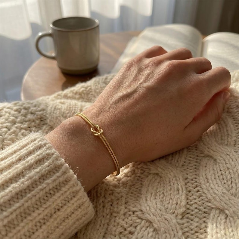 Braccialetto con nodo d'amore per San Valentino per coppie, regalo coordinato per lei e lui, gioielli significativi per celebrare l'amore e la connessione immagine 14