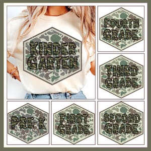 Könnte beinhalten: Ein cremefarbenes T-Shirt mit einer sechseckigen Grafik in grünem, braunem und beigem Tarnmuster. Der Text lautet Kindergarten, Pre-K, First Grade, Second Grade, Third Grade und Fourth Grade in einer fetten, dunklen, abgenutzten Schrift.