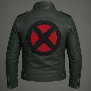 Könnte beinhalten: Eine dunkelgraue Lederjacke mit einem großen runden Aufnäher auf dem Rücken, der ein schwarzes X-Symbol auf rotem Grund zeigt. Die Jacke verfügt über Schulterklappen, Reißverschlüsse an den Ärmeln und verstellbare Seitenriegel mit Druckknöpfen.