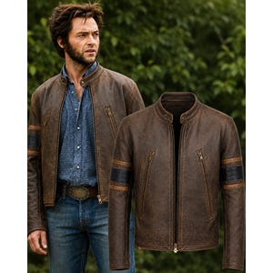 Könnte beinhalten: Eine braune Lederjacke in Distressed-Optik mit Stehkragen, durchgehendem Frontreißverschluss und zwei diagonalen Brusttaschen mit Reißverschluss. Jeder Ärmel ist mit einem horizontalen schwarzen Lederstreifen und braunen Details versehen.