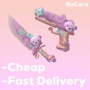 以下が含まれることがあります： 星とハートのアクセントが付いた、ピンクと紫のおもちゃのナイフと銃のセット。おもちゃのナイフは、ハンドルにクマのフィギュアが付いています。銃には銃身にクマのフィギュアが付いています。「RoCore」の文字が右上隅にあります。