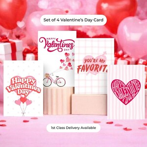 Op de afbeelding: Set van vier Valentijnsdagkaarten. Ontwerpen omvatten een fiets met harten, de zin "You're My Favorite" en "Happy Valentine's Day". De kaarten worden gepresenteerd tegen een roze achtergrond met ballonnen.