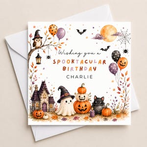 Könnte beinhalten: Eine quadratische Geburtstagskarte mit einer Aquarellillustration eines Spukhauses, eines Geistes mit Hexenhut, eines Kürbisstapels und einer schwarzen Katze. Der Text lautet: Wishing you a SPOOKTACULAR BIRTHDAY CHARLIE.