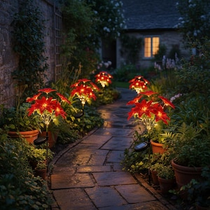 Op de afbeelding: Een nachtelijke tuin met een stenen pad omzoomd door rode zonnebloemlichten. De lichten zijn in potten en langs het pad geplaatst en verlichten de tuin met een warme gloed. Een stenen muur en een huis zijn op de achtergrond te zien.