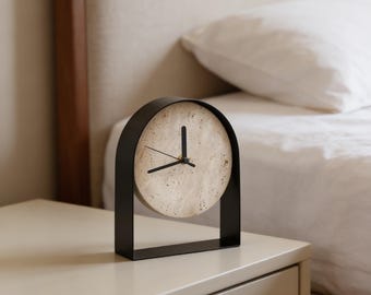 Reloj de escritorio moderno de mármol con marco dorado para decoración de mesa.