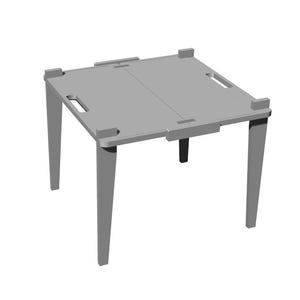 Może przedstawiać: Szary kwadratowy stół z czterema nogami. Blat składa się z dwóch części z wyciętym uchwytem po każdej stronie. Nogi są zwężane i ustawione pod kątem. Stół wykonany jest z litego materiału.