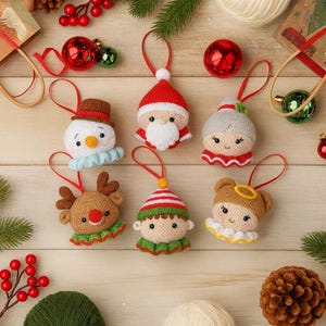 Puede incluir: Adornos navideños hechos a mano, que incluyen un muñeco de nieve, Papá Noel, un reno y un elfo. Cada adorno está hecho con hilo y presenta colores festivos como el rojo, el blanco y el verde. Están diseñados con un lazo para colgar.