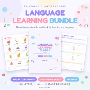 Op de afbeelding: Een printbaar taalleerpakket met een centrale voorpagina getiteld Language Learning Bundle, geflankeerd door twee werkboekpagina's. Eén pagina toont fruitillustraties met labels, de andere bevat een tabel voor de tegenwoordige tijd.
